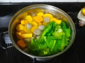 滴少许油，放入芥菜、牛丸继续煮八分钟