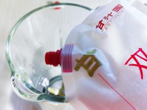 将甘汁园双碳白砂糖倒入破壁机。