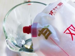 将甘汁园双碳白砂糖倒入破壁机。