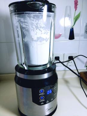 启动破壁机45秒，白砂糖变身为糖粉。