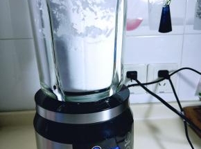 启动破壁机45秒，白砂糖变身为糖粉。