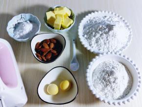 将所有食材称重，提前煮熟的鸡蛋，将蛋黄取出。