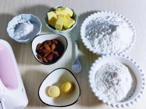 将所有食材称重，提前煮熟的鸡蛋，将蛋黄取出。