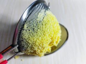 将熟蛋黄过细筛，可以用勺子来回按压。(不可以省略)