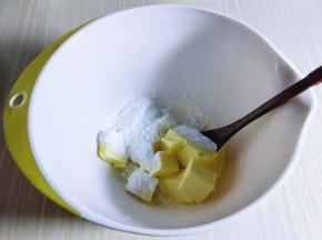 黄油切小块，室温软化。(是室温软化哦)，加入糖粉，用勺子搅拌均匀，避免启动电动打蛋器时，糖粉飞扬！
