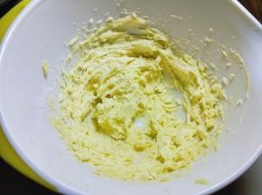 启动电动打蛋器，打至黄油体积膨大。