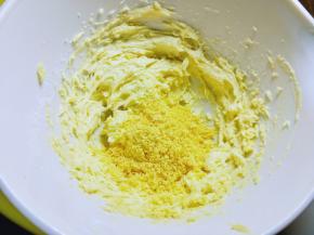 蓬松状态了加入过细筛的蛋黄，启动电动打蛋器，打10秒至均匀。