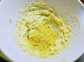 蓬松状态了加入过细筛的蛋黄，启动电动打蛋器，打10秒至均匀。