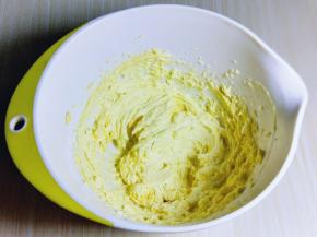 一定要使蛋黄与黄油完全融合在一起。