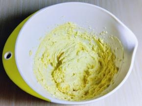 一定要使蛋黄与黄油完全融合在一起。