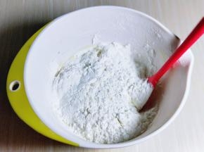 用硅胶铲翻拌均匀，偏干状，不干不是湿，做出来的饼干口感才好。