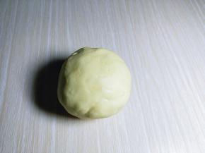 揉成面团，包上保鲜膜放入冰箱冷藏30分钟。