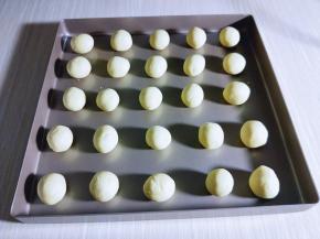 从冰箱取出面团会有些硬，回温一会儿就好，分成均匀的等份小面团。揉圆放在烤盘上。并间隔一些距离，如图。