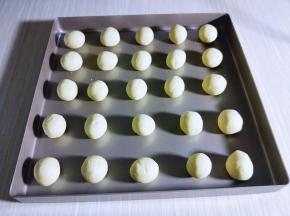 从冰箱取出面团会有些硬，回温一会儿就好，分成均匀的等份小面团。揉圆放在烤盘上。并间隔一些距离，如图。