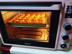 烤箱上管170度，下管165度，烤盘入烤箱中层，烤13-15分钟(每家烤箱温度不同，温度及时间适当调整，根据自己烤箱性能来)