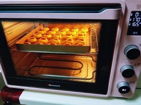 烤箱上管170度，下管165度，烤盘入烤箱中层，烤13-15分钟(每家烤箱温度不同，温度及时间适当调整，根据自己烤箱性能来)