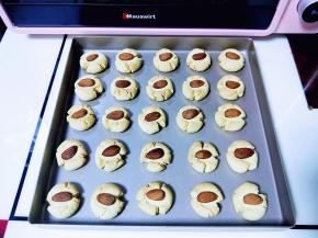 戴上隔热手套，取出烤盘，凉一会即可食用。