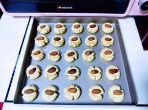 戴上隔热手套，取出烤盘，凉一会即可食用。