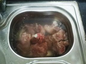 脊骨用水浸泡半小时去血水