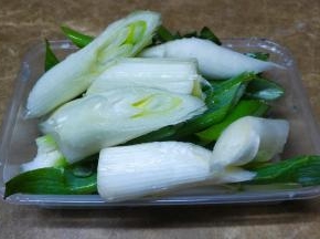 大葱洗干净切段