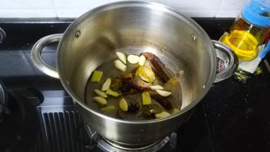 锅里热油，放入香料爆出料香味
