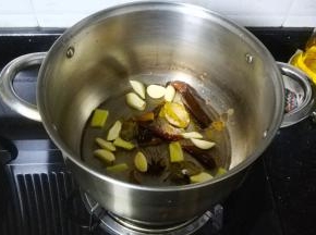 锅里热油，放入香料爆出料香味