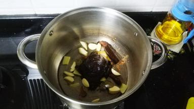 倒入甜面酱拌均匀