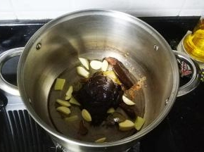 倒入甜面酱拌均匀