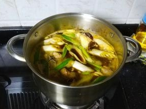 放入焯过水的脊骨