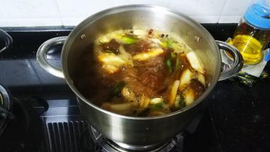 大火煮5分钟转小火盖上盖子炖1.5小时