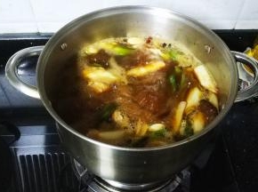 大火煮5分钟转小火盖上盖子炖1.5小时