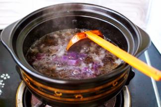 看见沙锅中变得越来越黏稠时，即可关火