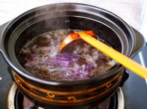 看见沙锅中变得越来越黏稠时，即可关火