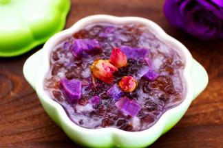 做好的靓汤撒上提前泡软的玫瑰花，养眼又养颜的桃胶银耳紫薯玫瑰花羹就做好了