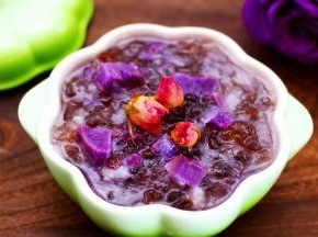 做好的靓汤撒上提前泡软的玫瑰花，养眼又养颜的桃胶银耳紫薯玫瑰花羹就做好了