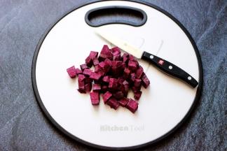 紫薯洗净后去皮后用刀切成小粒后、锅里倒入清水，把紫薯块放入锅中煮5、6分钟左右就可以了