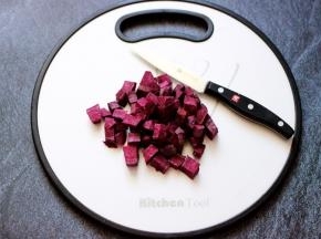 紫薯洗净后去皮后用刀切成小粒后、锅里倒入清水，把紫薯块放入锅中煮5、6分钟左右就可以了