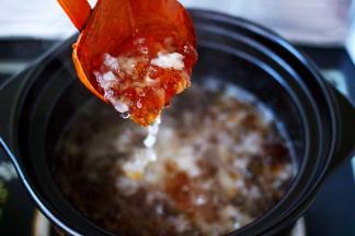 大火煮沸后小火继续炖煮20分钟后，看见桃胶和金燕耳炖出胶质时