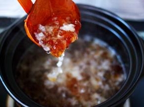 大火煮沸后小火继续炖煮20分钟后，看见桃胶和金燕耳炖出胶质时