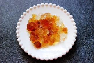 桃胶提前洗净后泡发一夜后洗净备用，一定要把桃胶里的杂质洗净呀