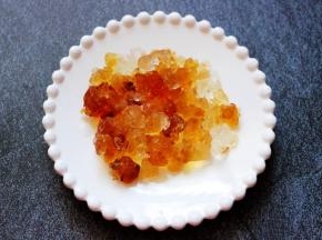 桃胶提前洗净后泡发一夜后洗净备用，一定要把桃胶里的杂质洗净呀