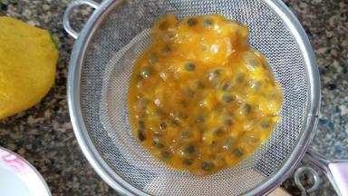 百香果切开，过滤出果汁