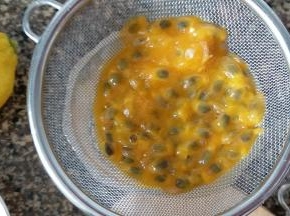 百香果切开，过滤出果汁