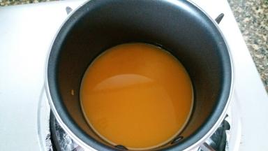 果汁放入小奶锅进行加热