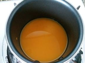 果汁放入小奶锅进行加热