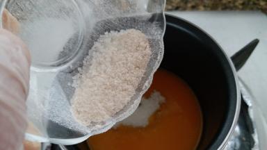 加入拌均匀的苹果胶和糖