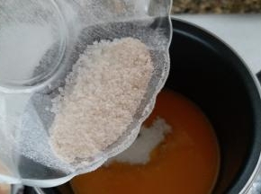 加入拌均匀的苹果胶和糖