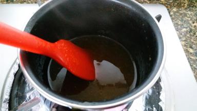 小火熬糖浆，一直不停搅拌，熬到107度关火。熬到102这样子加入柠檬汁