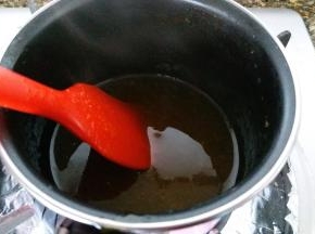 小火熬糖浆，一直不停搅拌，熬到107度关火。熬到102这样子加入柠檬汁