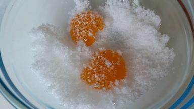 滚上一层细砂糖